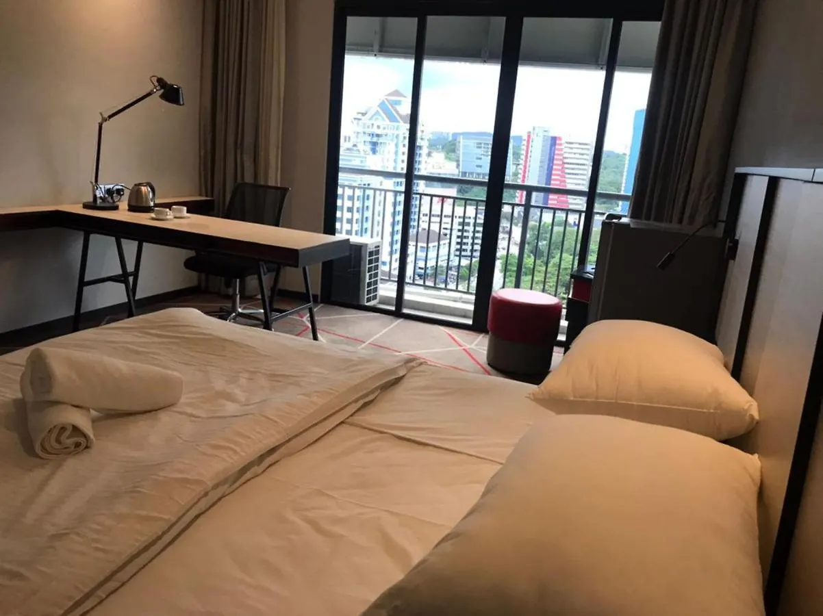 Red M101 Dang Wangi I Homebrickz Kuala Lumpur Apartment